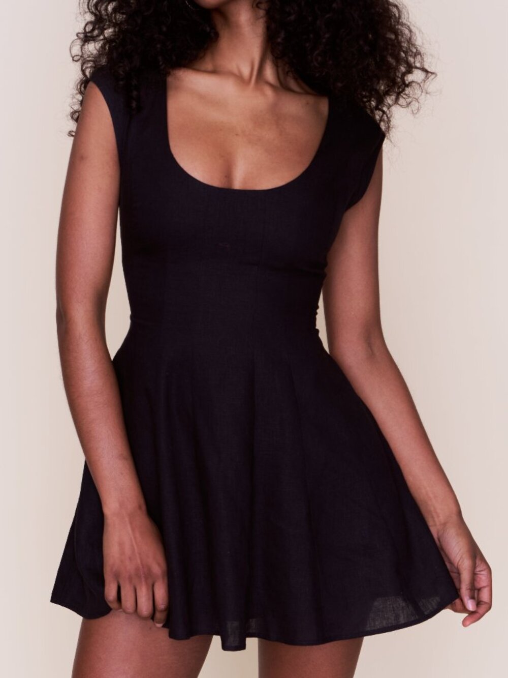 GUIZIO Leila Mini Dress in Black flowy summer linen sweetheart with pockets